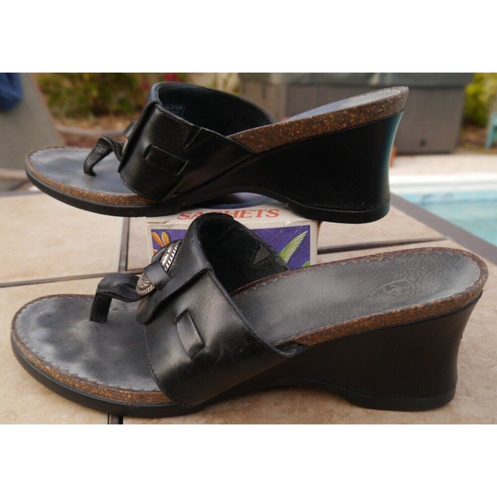 ARIAT Shoes flare Sz 10B Black leather Sandals Thongs Wedge Heels Logo Medallion